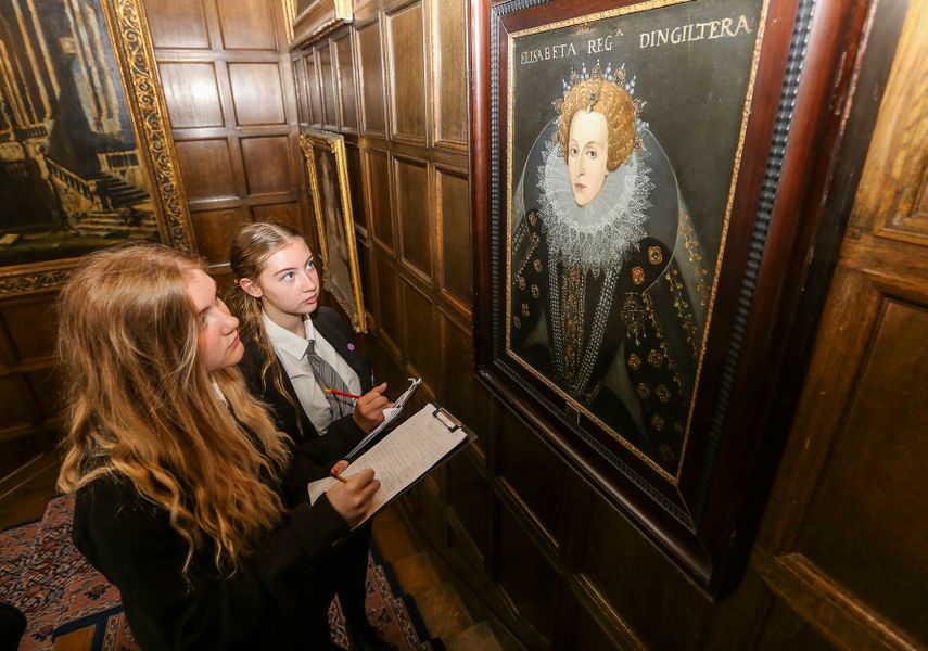 image of students looking at a portrait of elizabeth the first