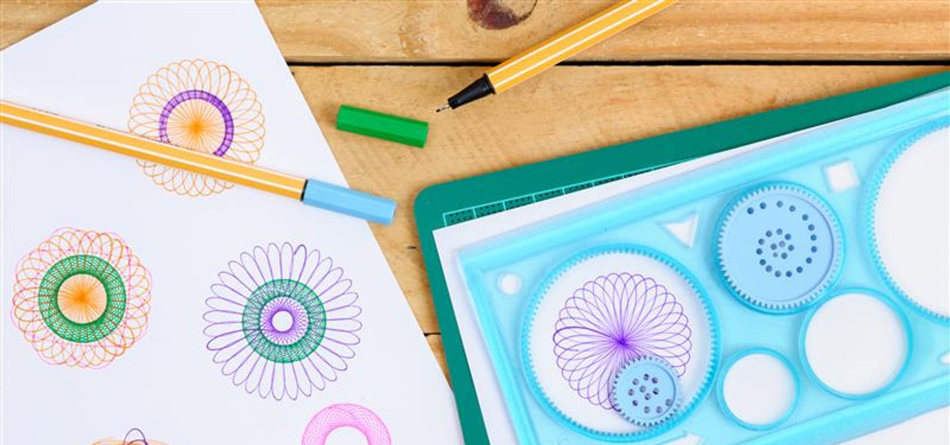 Spirograph kit with paper and pens
