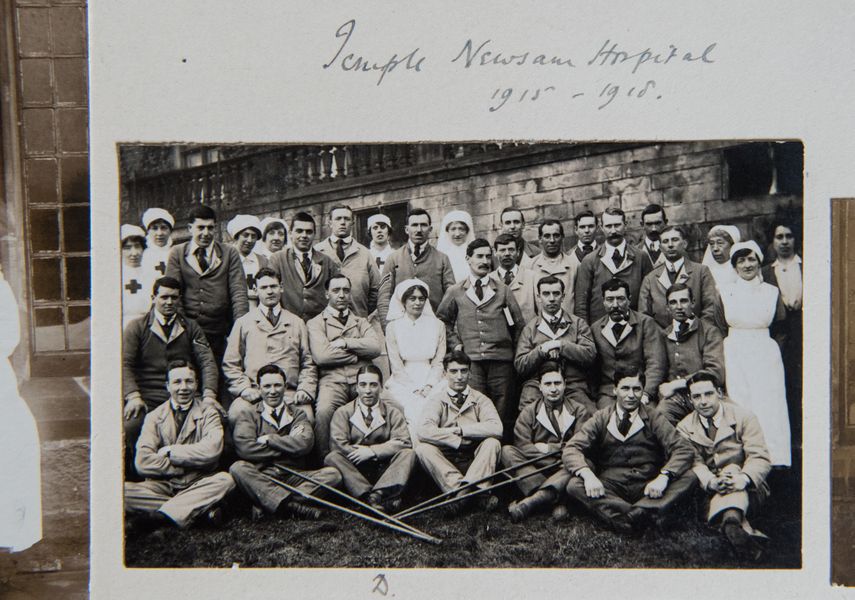 Old photograph of nurses and soldiers