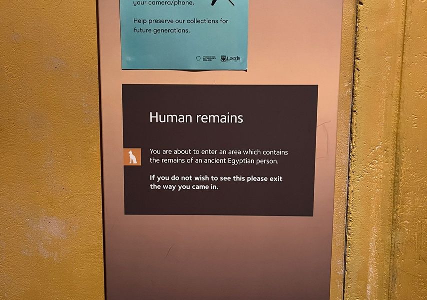 A plaque explaining that the following exhibit contains human remains.