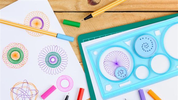 Spirograph kit with paper and pens