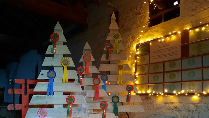 Christmas trees made from wood decorated with rosettes 