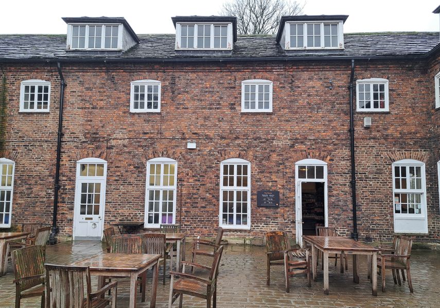 Courtyard with tables
